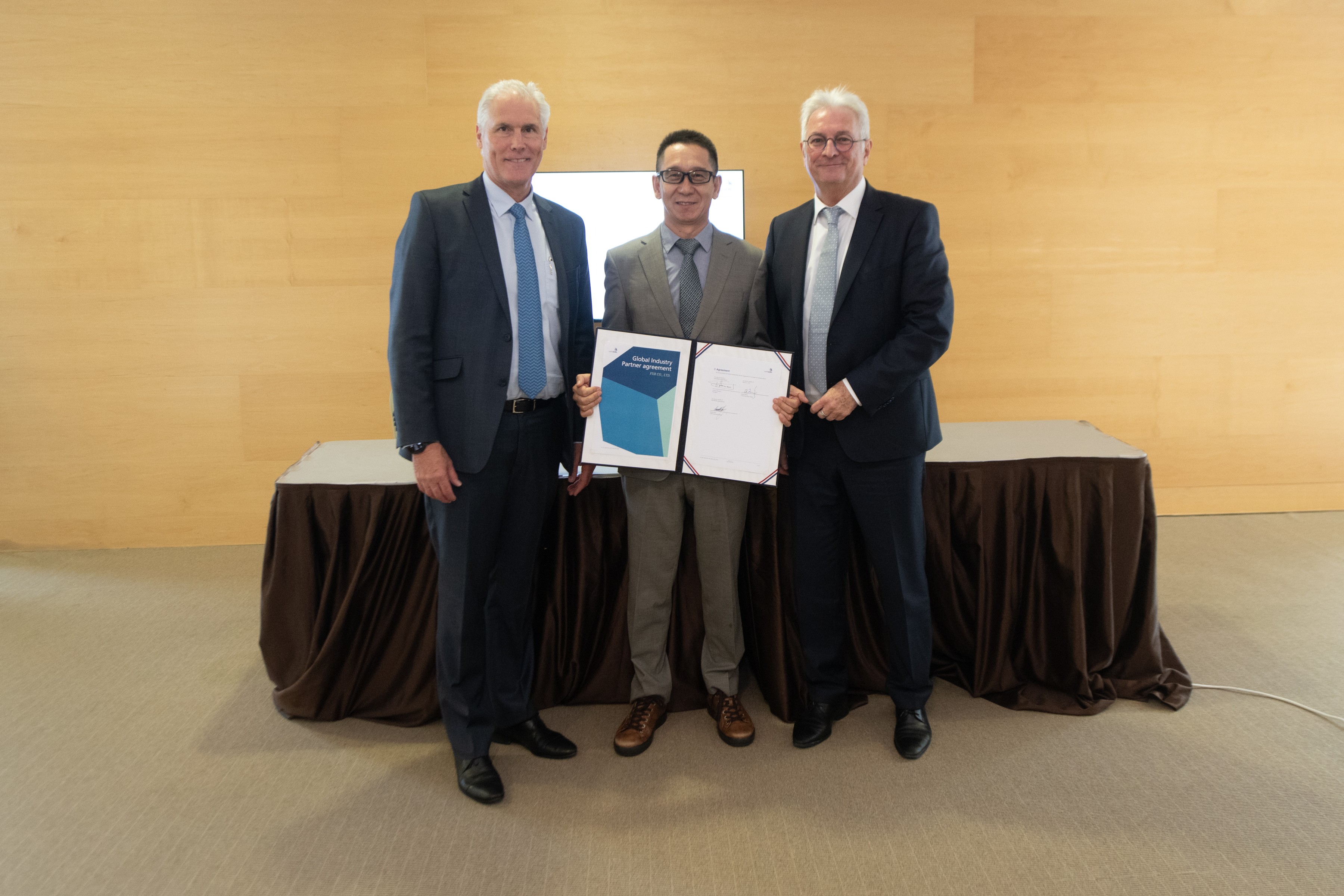 1761027599636595.jpg ws-6975_54855711402_o.jpg