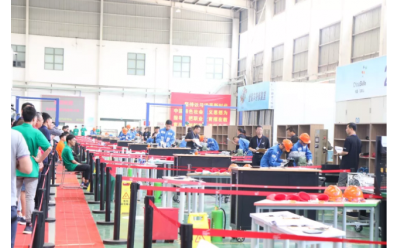 【群雄激戰(zhàn)】新能源汽車檢測與維修賽項(xiàng)“開戰(zhàn)”，風(fēng)向標(biāo)助力選手亮劍賽場